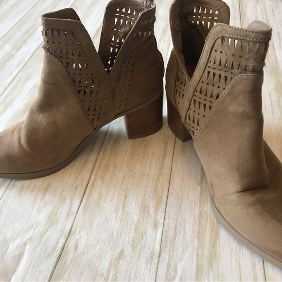 Preowned Mark laser cut brown leather ankle boots size 9 fall country western - Picture 2 of 4